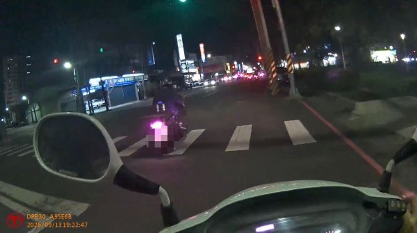 拒檢騎士一路狂逃　女警展膽識攔查 通緝、涉毒再吞19張罰單1